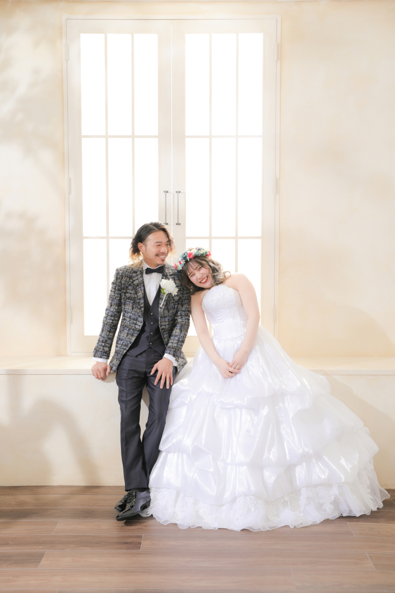 大きな窓の前で