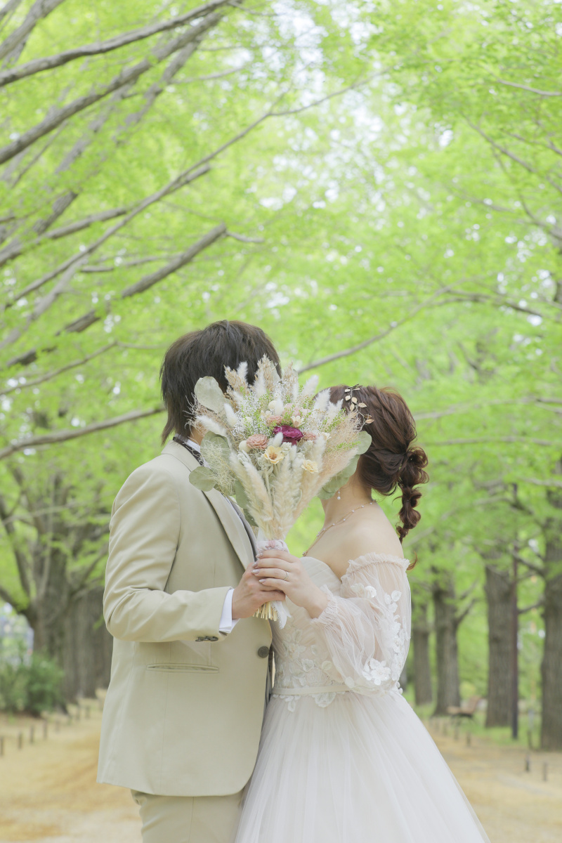 ブーケでお顔隠し。