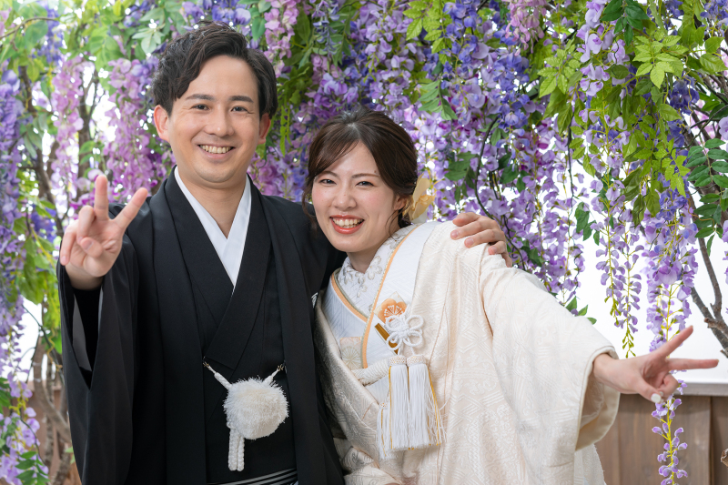 藤の花の前でピース!