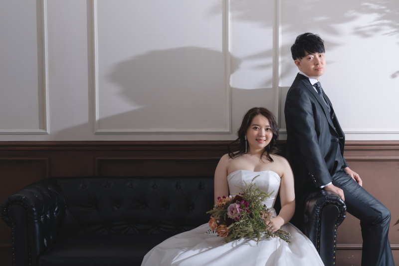 ソファに座って