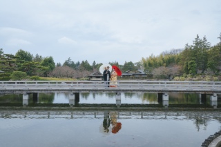 和装で日本庭園