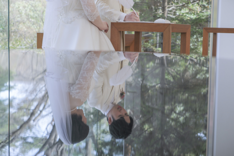 結婚証明書にサイン。