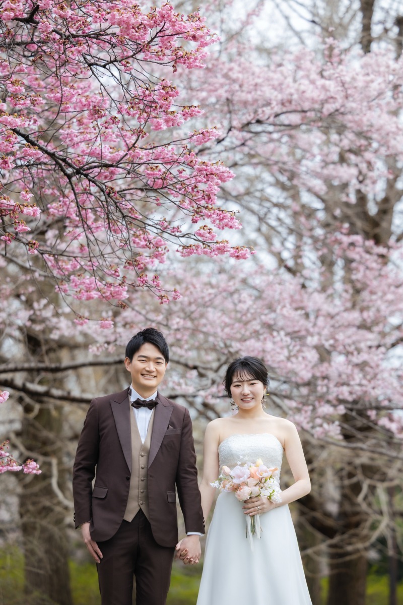 雨粒も味方につけて。桜と菜の花に包まれた、しっとり美しい前撮りレポート