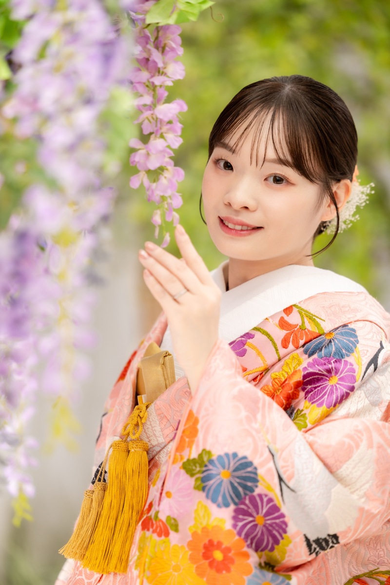 藤の花に寄り添って