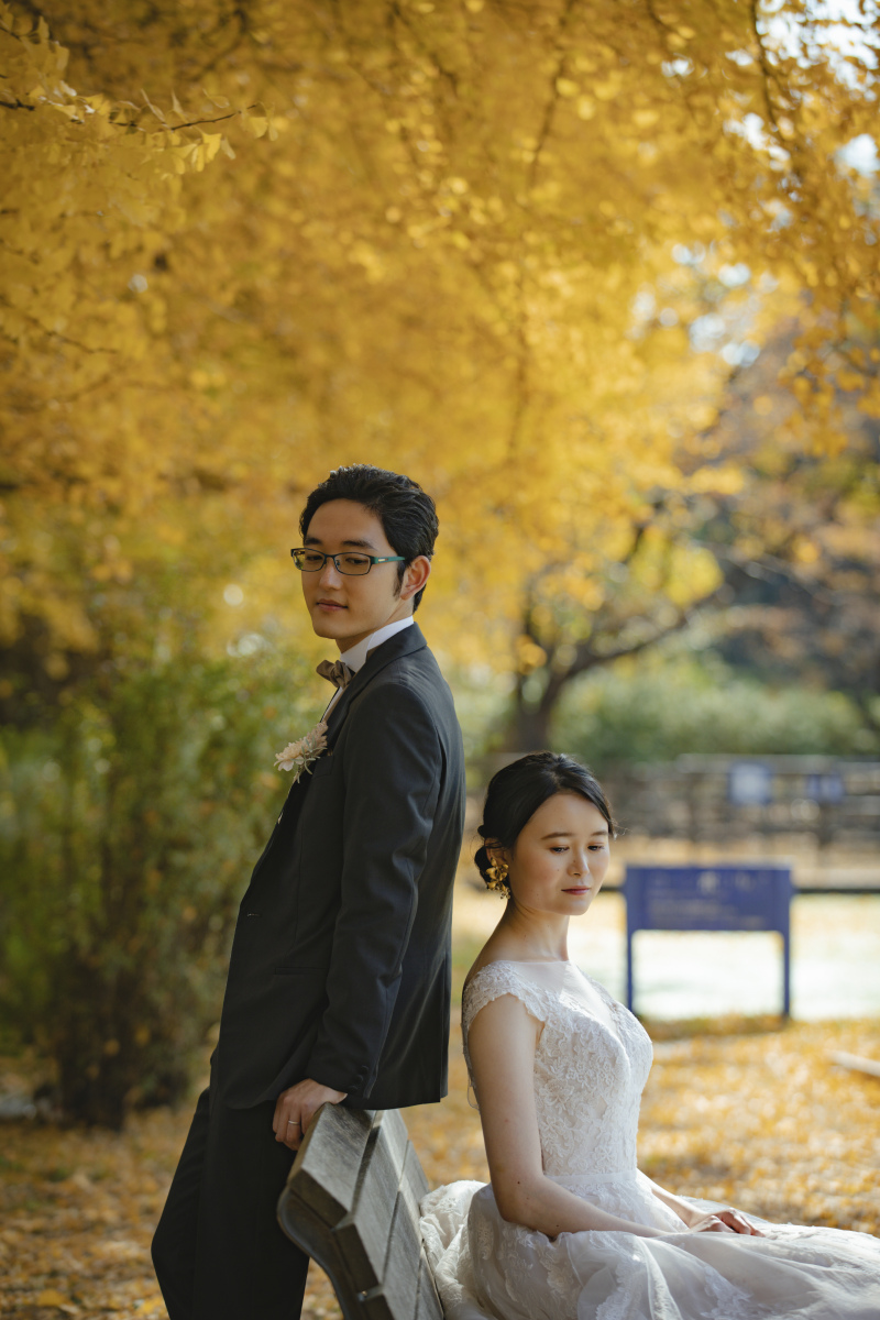 ベンチに座って。