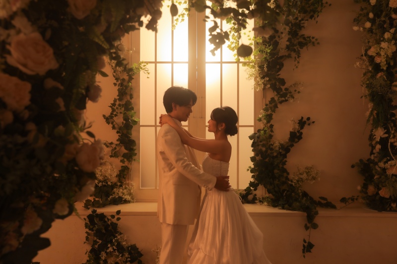 温かい光の中で抱き合う、ロマンチックなひととき