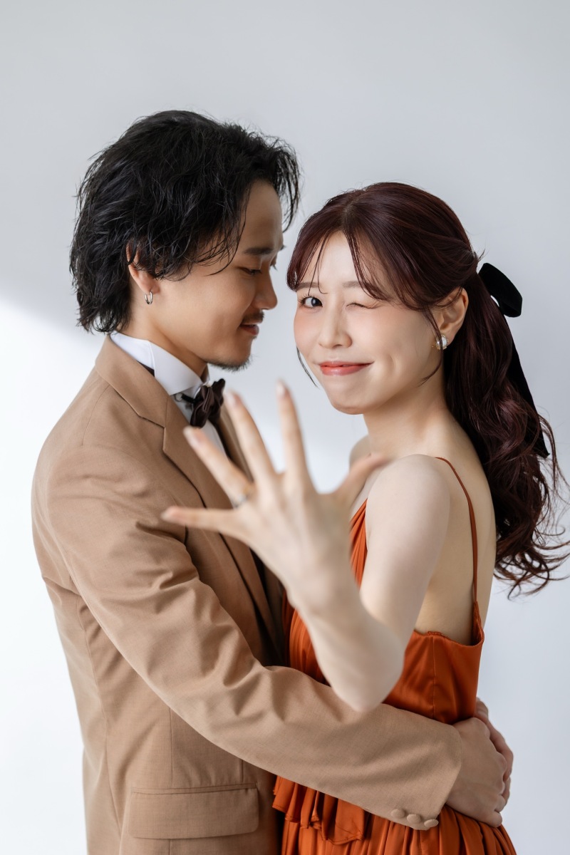 輝く指輪といたずらなウインク