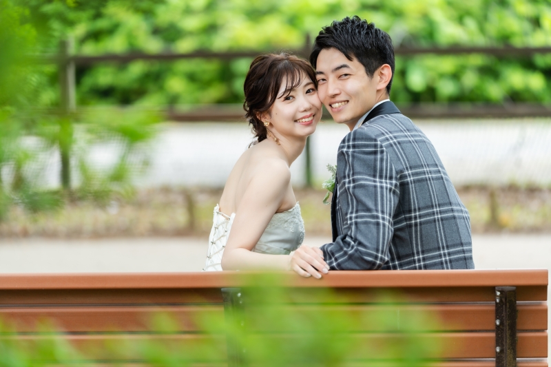 ベンチに座って