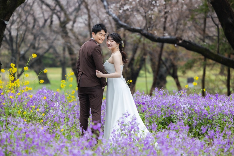 紫色の絨毯に優雅なドレスが映える