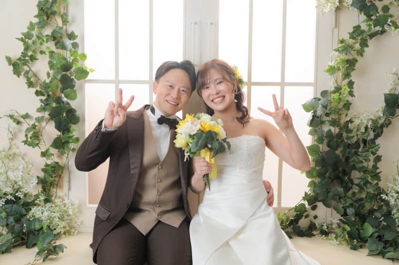 ブーケを胸に、お二人揃ってピース!