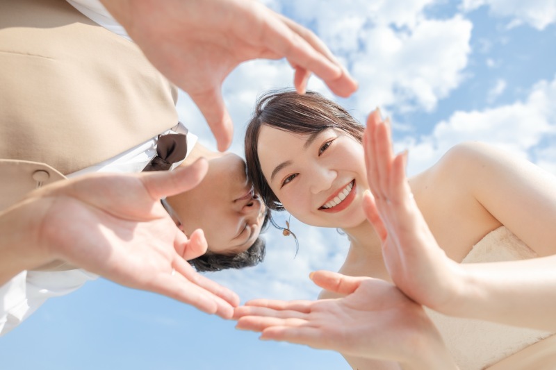 手で作るハート越しのスマイル