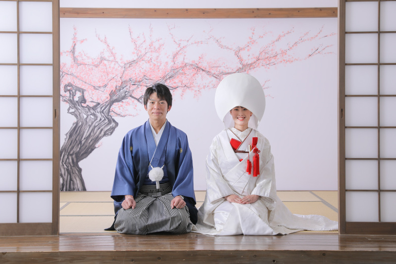 スタジオで正座。