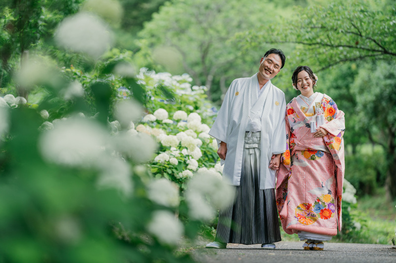 仲良く手を繋いで