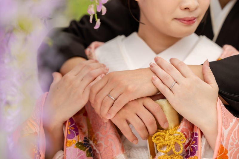 重ねた手に