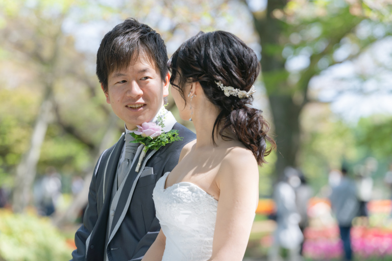 ご新婦様を見つめるご新郎様