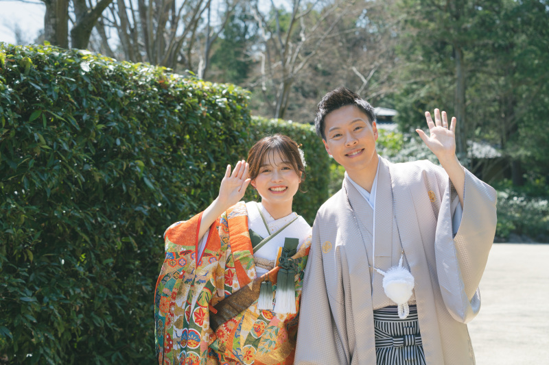 笑顔で手を振って