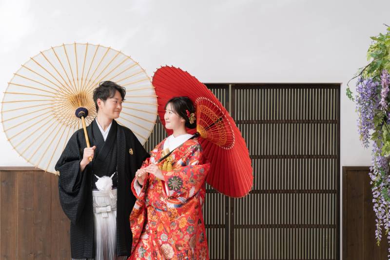 お二人で傘を持って