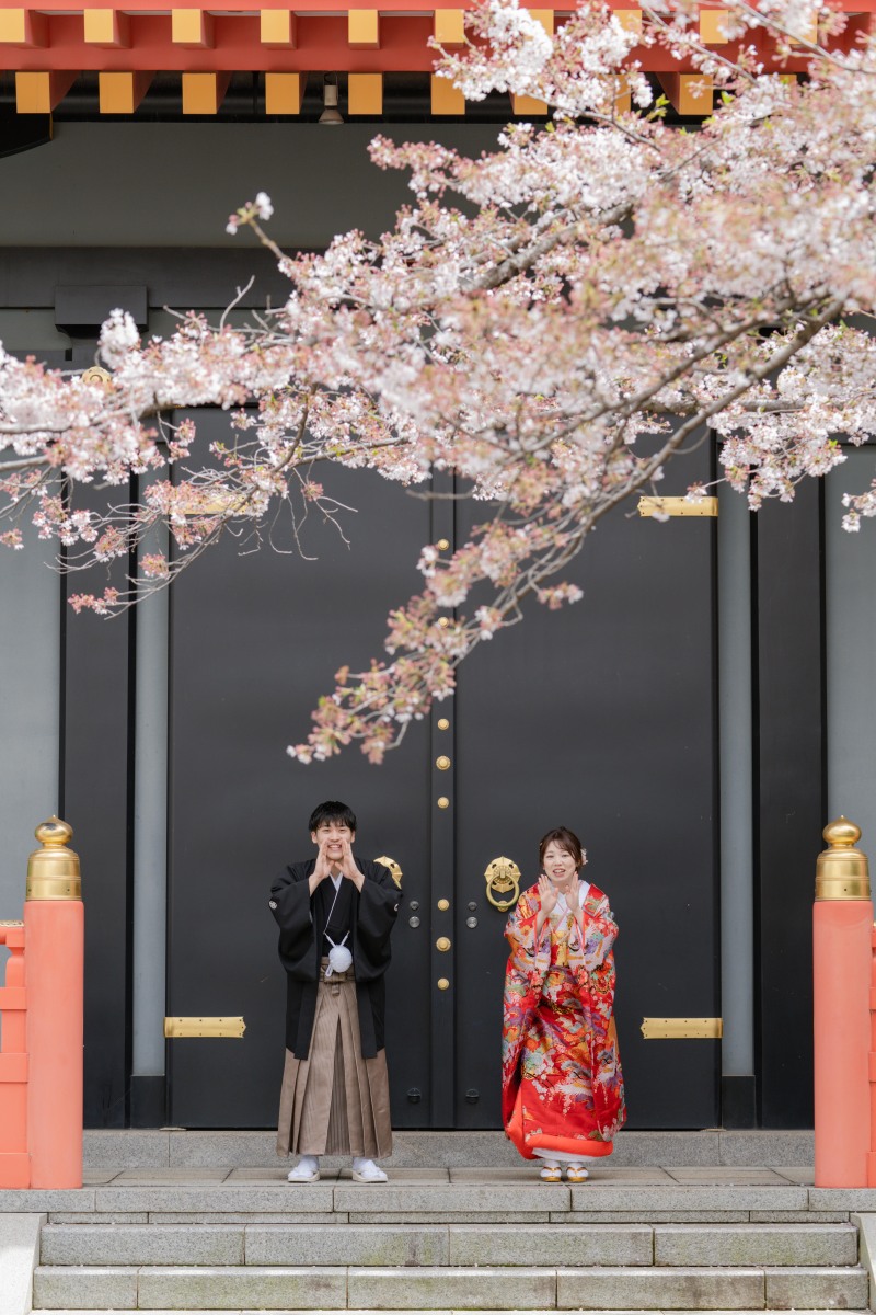 桜と高幡不動尊の立派な門