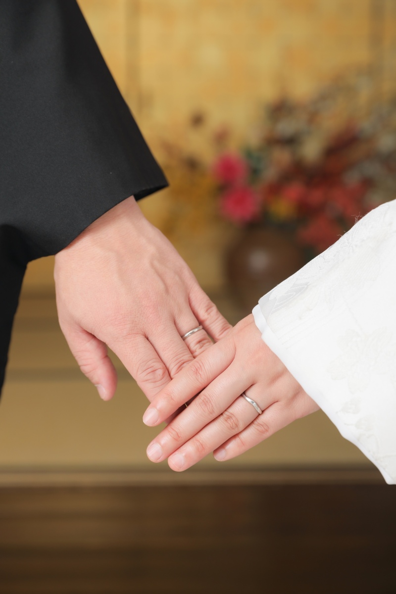 繋いだ手に宿るぬくもりと、輝く結婚指輪