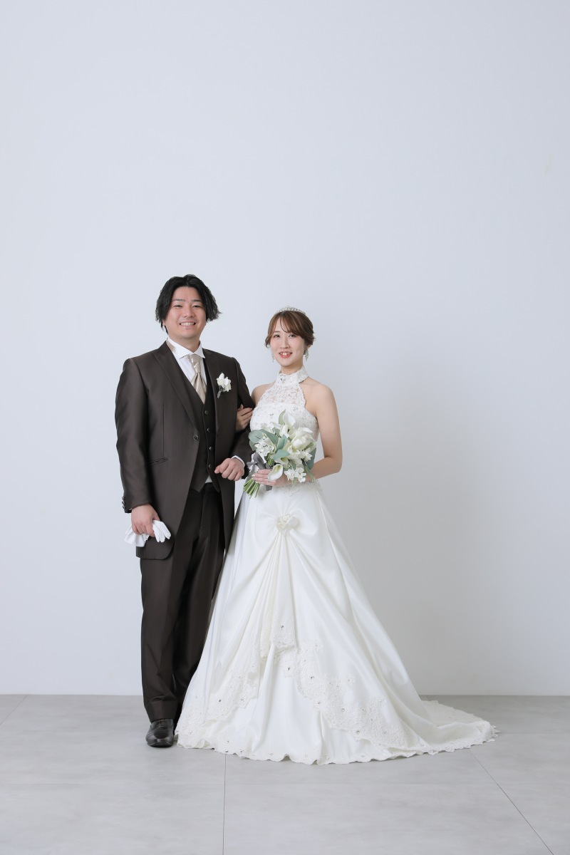 洋装のフォーマルポーズ