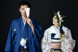 黒背景で目を引く和装のお写真を