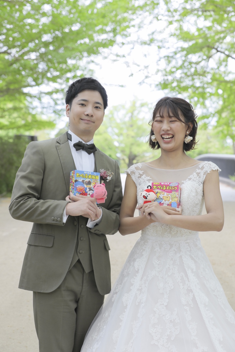 お菓子を持って