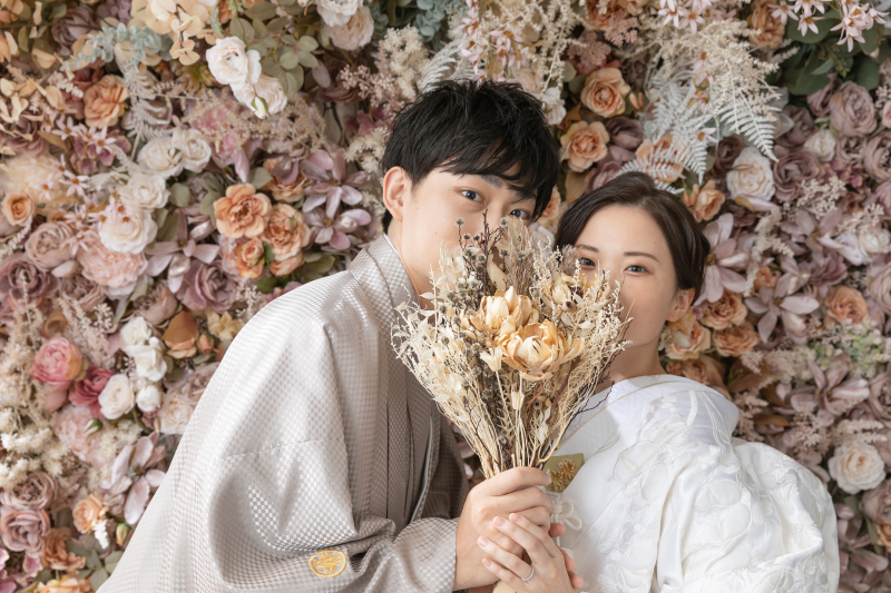 和装でもブーケを持って