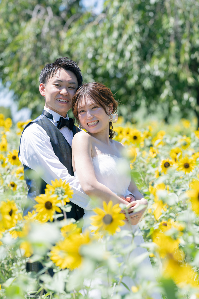 ひまわりに囲まれて