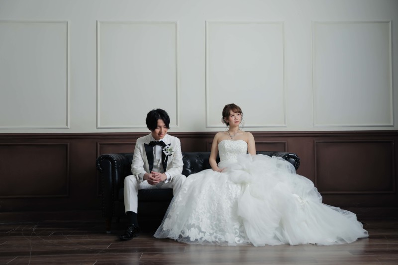 ソファーに座って