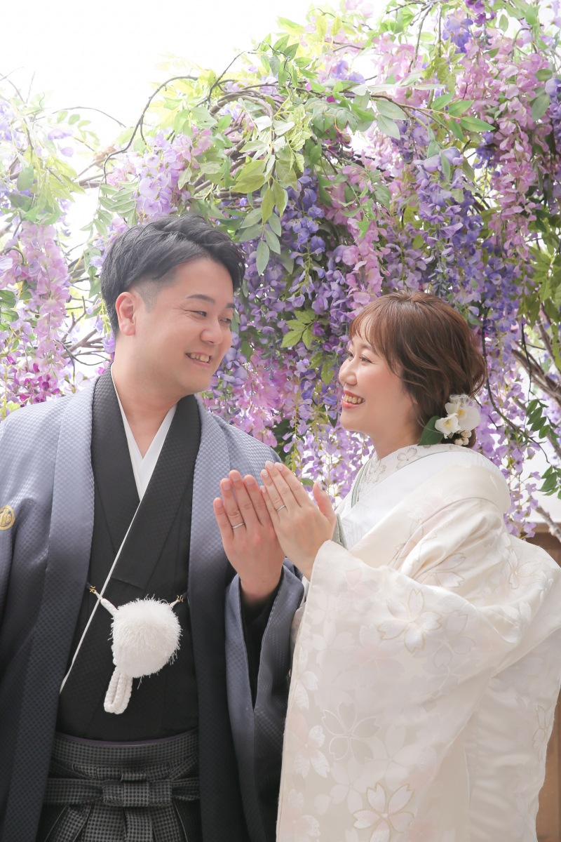 藤の花の前で指輪ショット