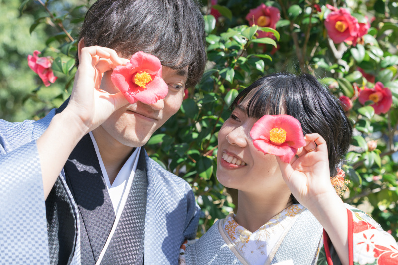 椿の花を拾って