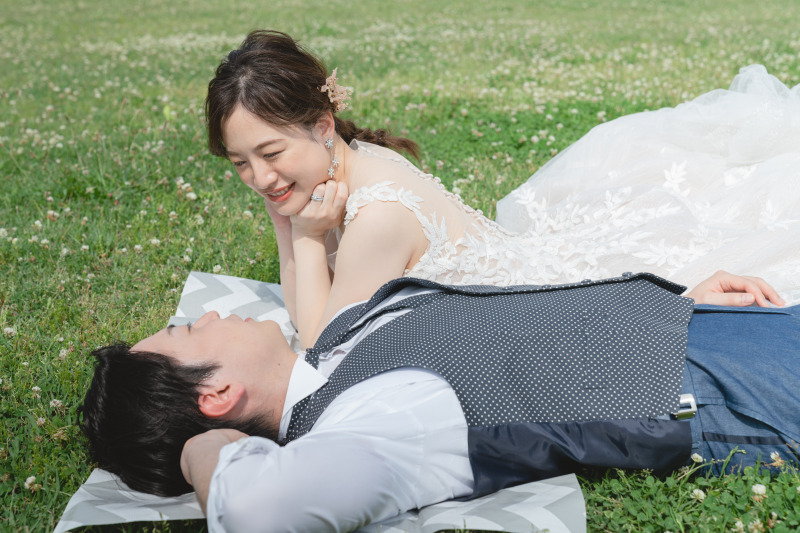 広場で寝転んで