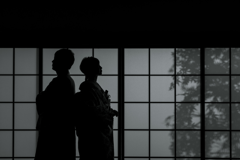 シルエットもトーンを落として