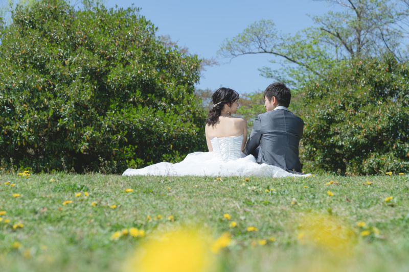 たんぽぽとお二人の後ろ姿