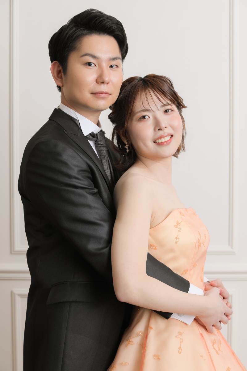 白壁×オレンジドレス