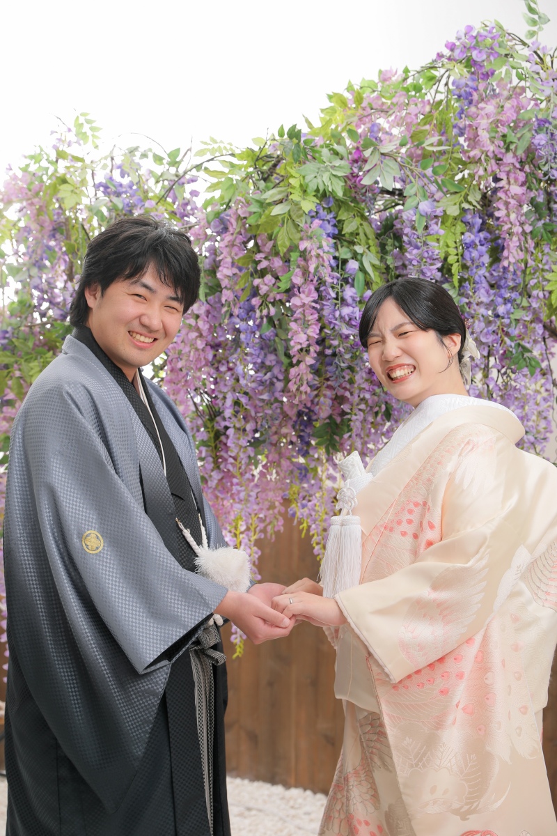 手を取り合って見つめ合う、溢れ出る幸せの笑顔