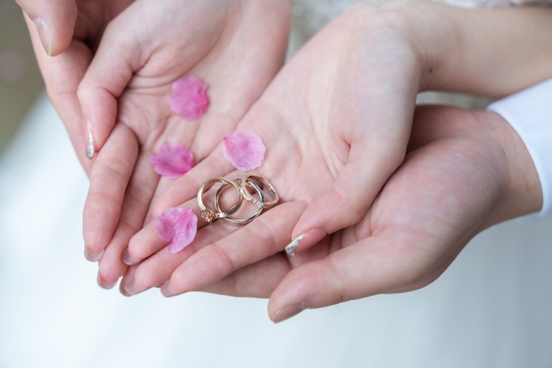 指輪と花びら