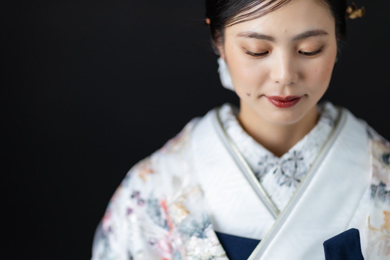 黒背景で目を引く和装のお写真を7