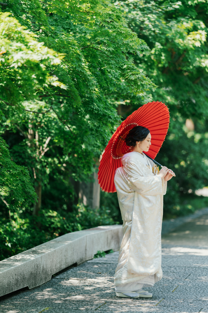 赤い和傘が映えます