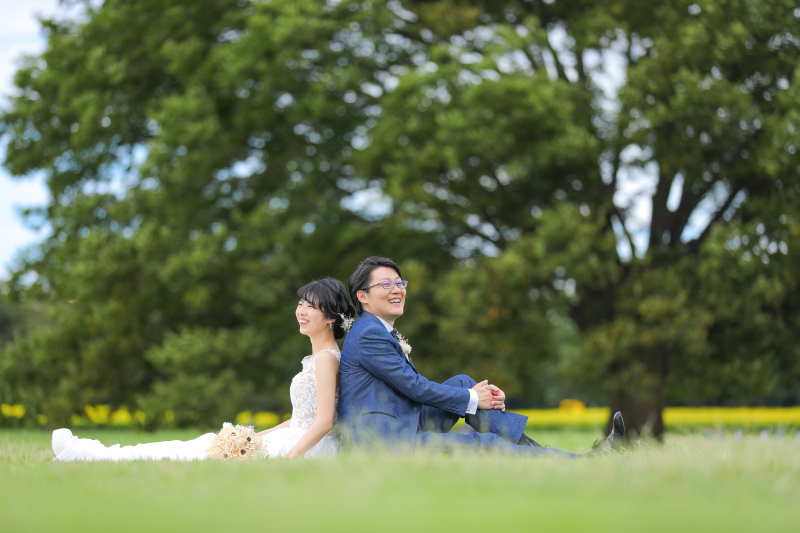 座ってニコニコ