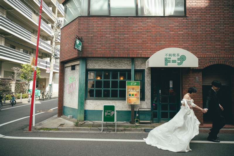 手を繋いで思いっきり走る