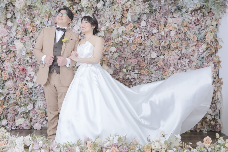 ドレスをなびかせて