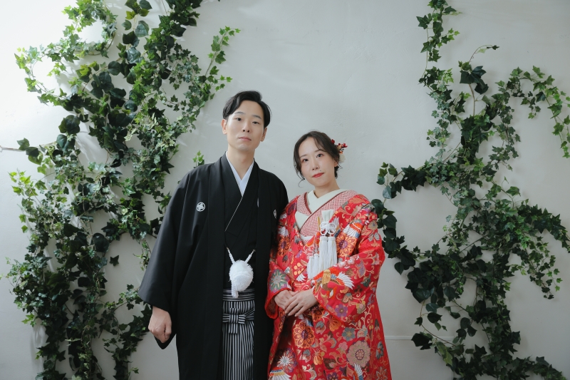 グリーンの映える白壁の前で◎