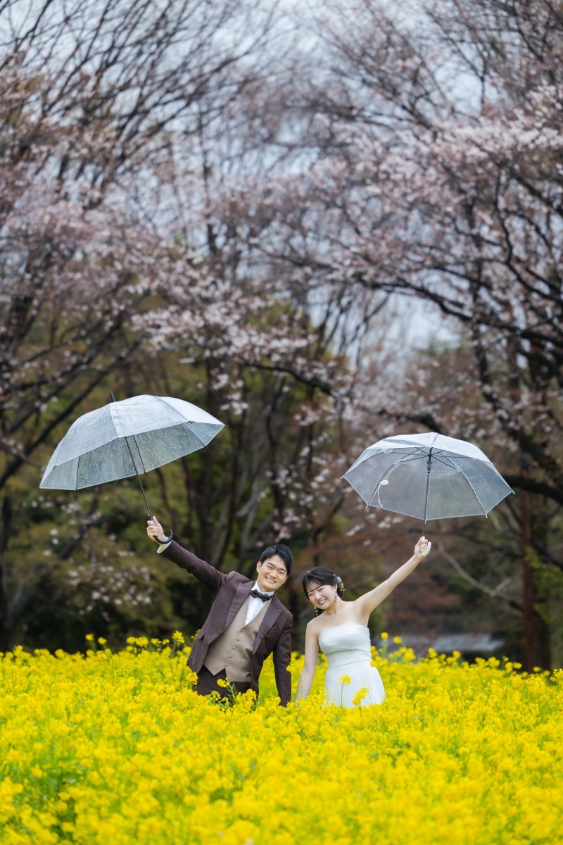 透明な傘に映る雨の日だけの特別な笑顔
