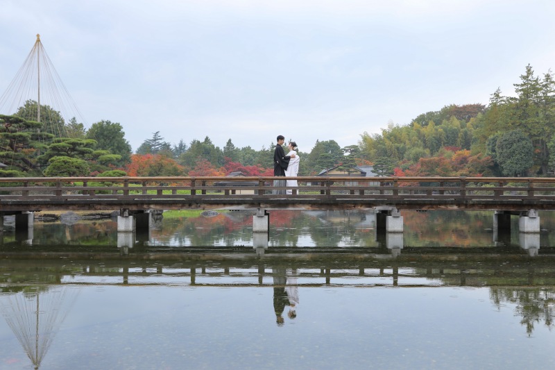 日本庭園エリアの橋で