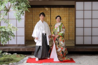 仲良く和装の庭園で♬