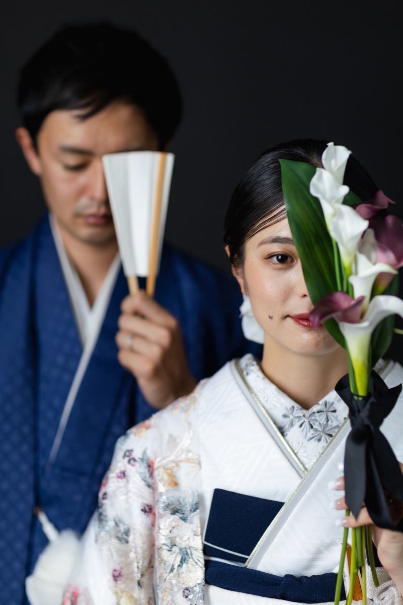 黒背景で目を引く和装のお写真を9