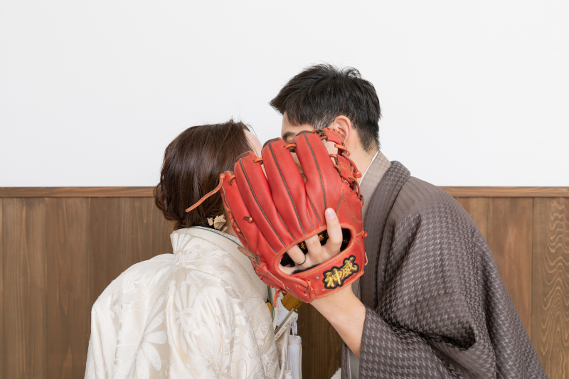 グローブでお顔を隠して