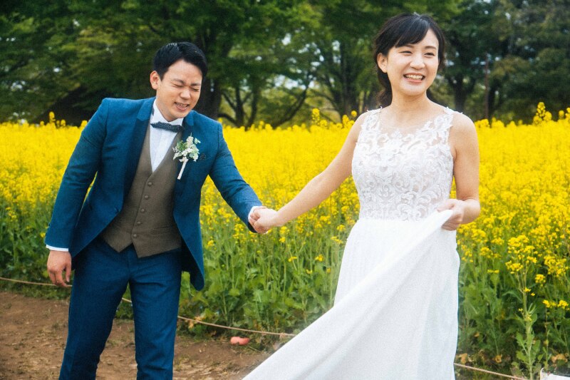 菜の花畑の中で