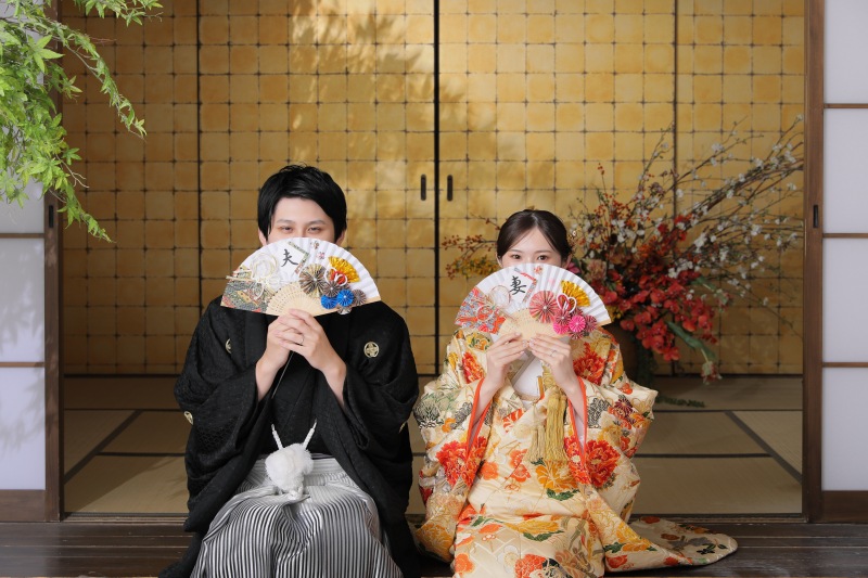 扇子でお顔かくし